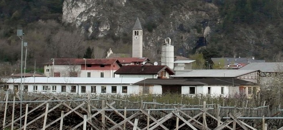 Perde l'equilibrio e cade dal tetto, in gravi condizioni un 58enne